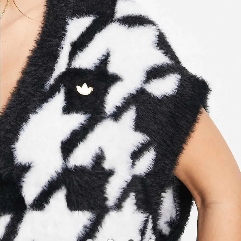 Adidas Black and White V-Neck Sweater with Bold Pattern - Picture 3 of 10